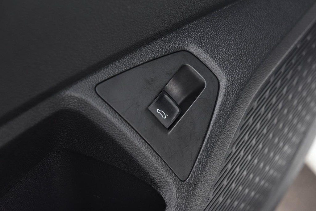 Volkswagen Jetta Vehicle Full-screen Gallery Image 9