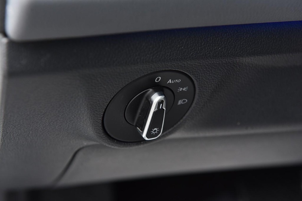 Volkswagen Jetta Vehicle Full-screen Gallery Image 11