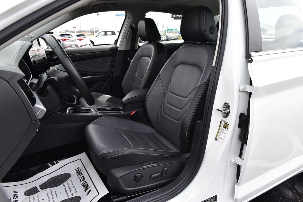 Volkswagen Jetta Vehicle Full-screen Gallery Image 20