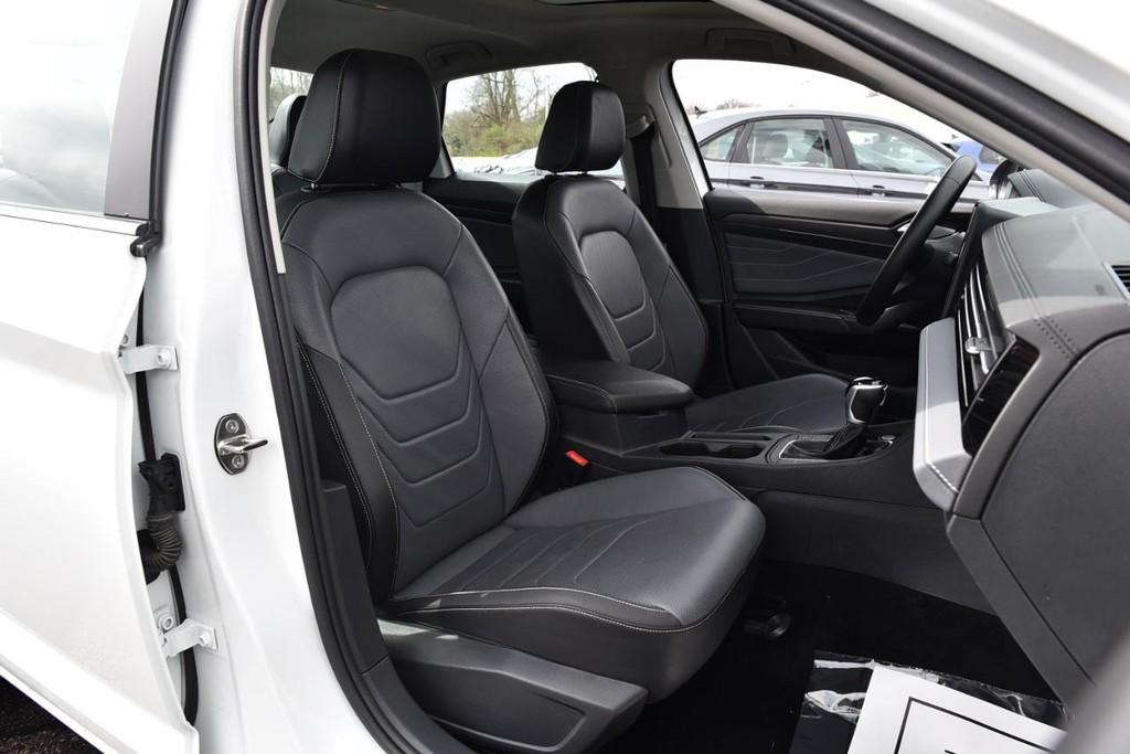 Volkswagen Jetta Vehicle Full-screen Gallery Image 21