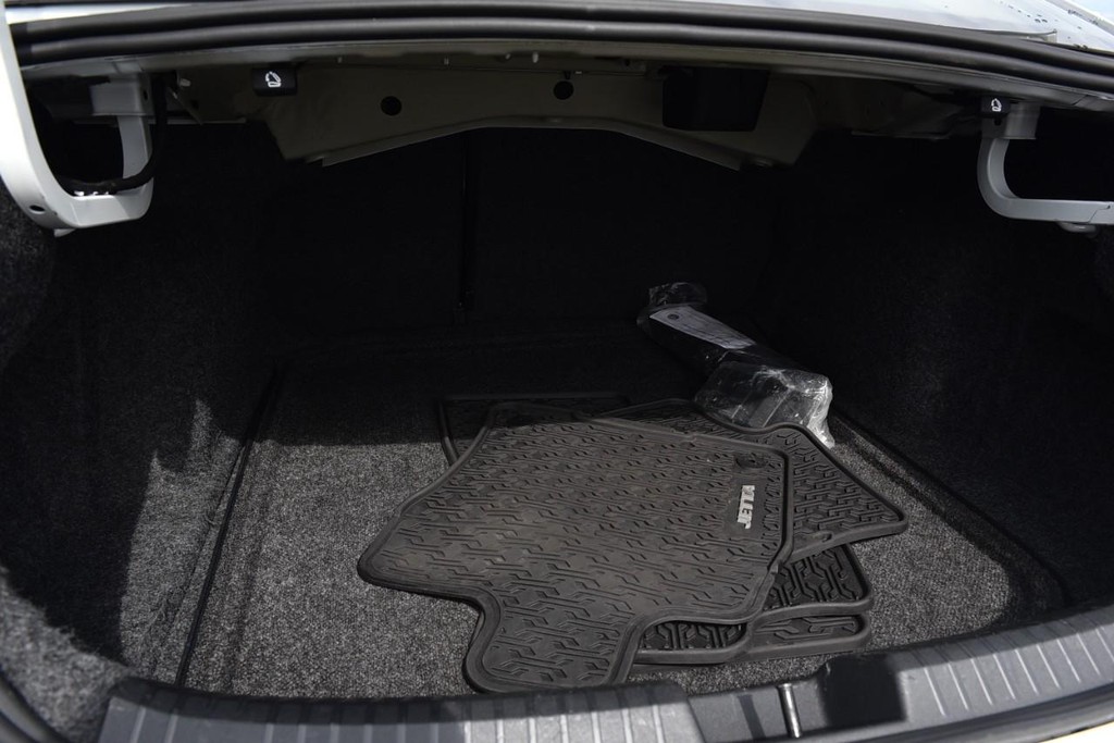 Volkswagen Jetta Vehicle Full-screen Gallery Image 25