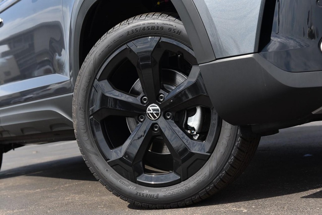 Volkswagen Taos Vehicle Full-screen Gallery Image 3