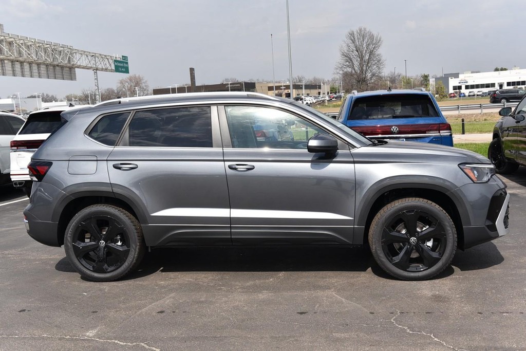 Volkswagen Taos Vehicle Full-screen Gallery Image 5