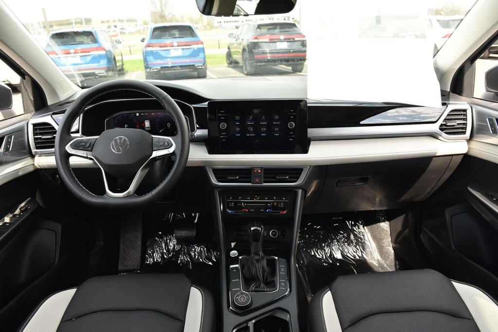 Volkswagen Taos Vehicle Full-screen Gallery Image 7