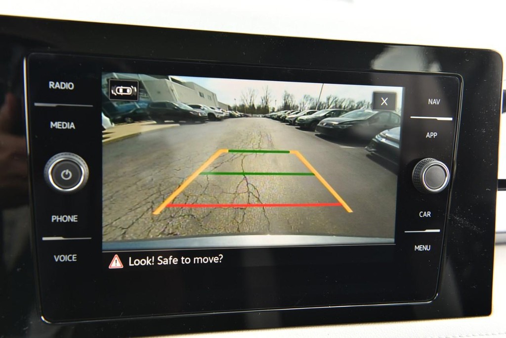 Volkswagen Taos Vehicle Full-screen Gallery Image 12