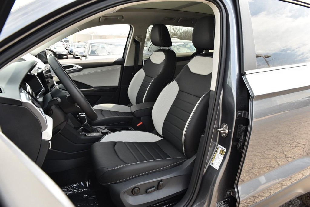 Volkswagen Taos Vehicle Full-screen Gallery Image 20