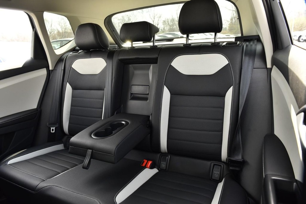 Volkswagen Taos Vehicle Full-screen Gallery Image 23