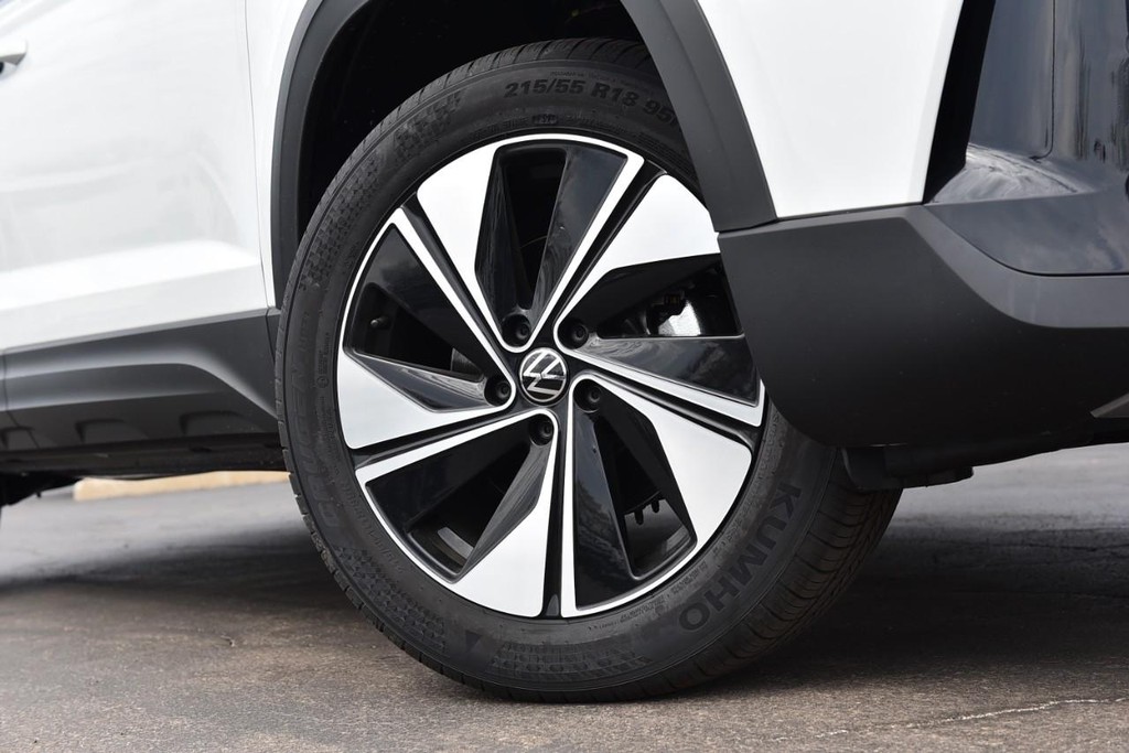 Volkswagen Taos Vehicle Full-screen Gallery Image 3