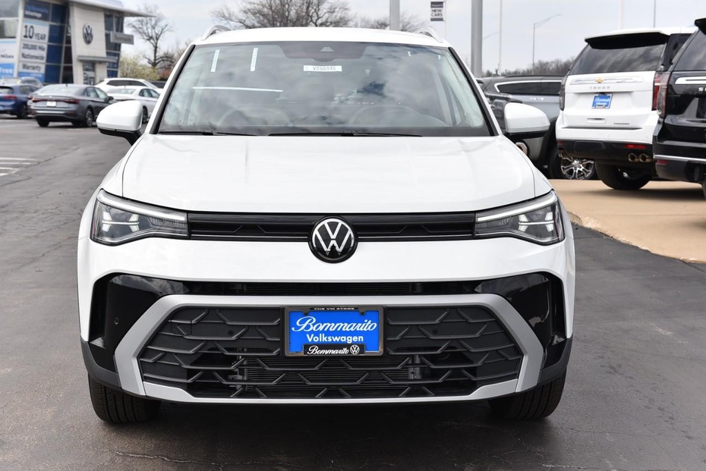 Volkswagen Taos Vehicle Full-screen Gallery Image 4