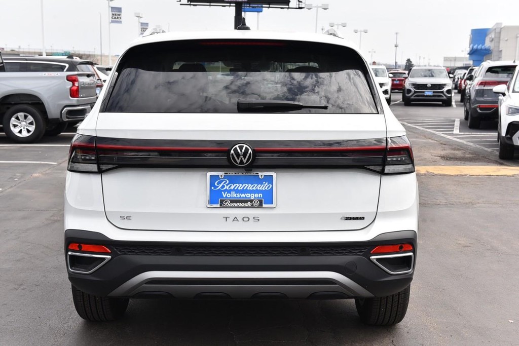 Volkswagen Taos Vehicle Full-screen Gallery Image 6