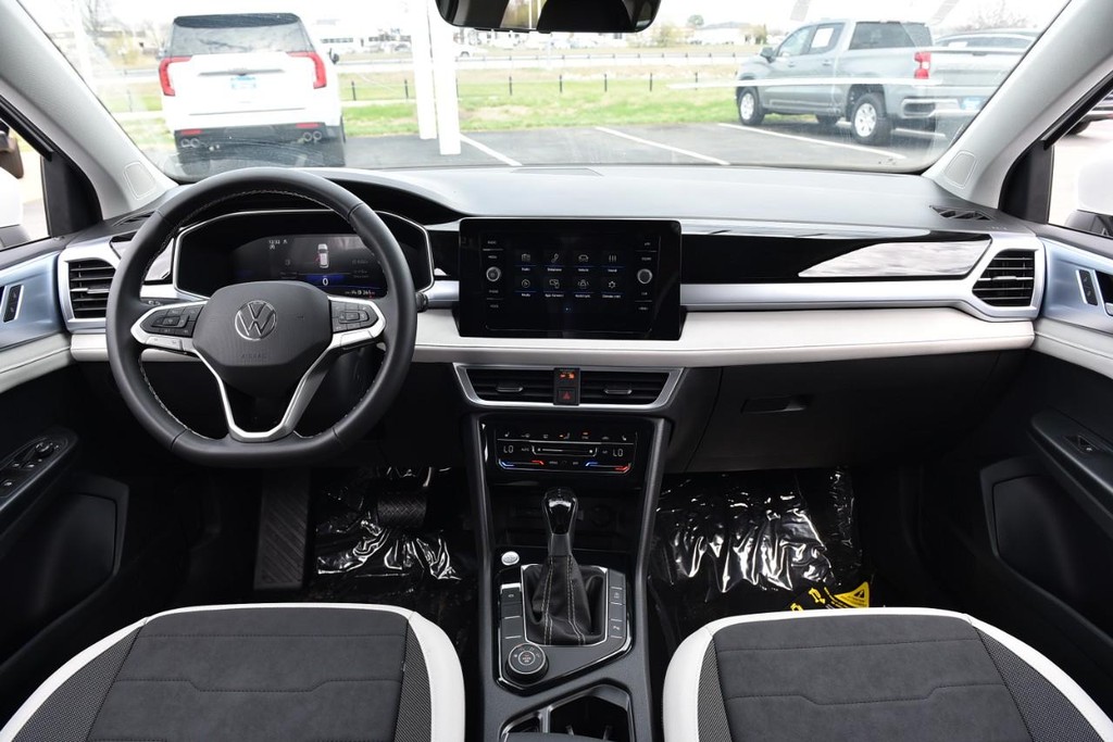 Volkswagen Taos Vehicle Full-screen Gallery Image 7