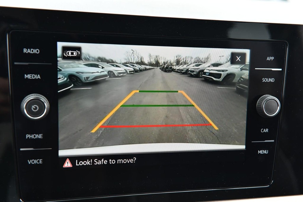 Volkswagen Taos Vehicle Full-screen Gallery Image 12