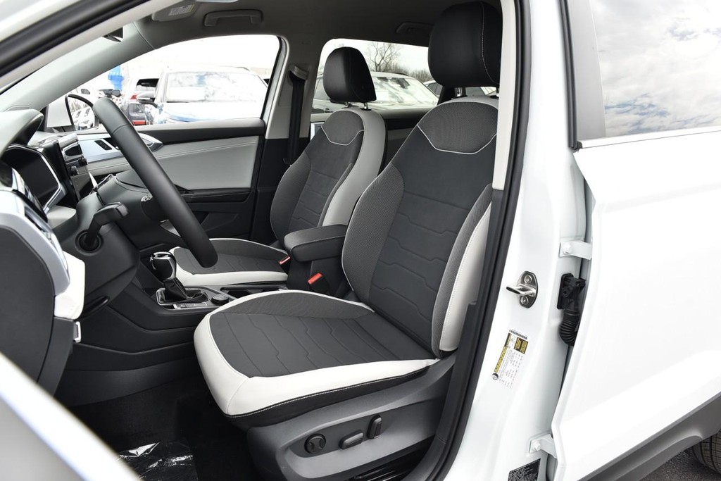 Volkswagen Taos Vehicle Full-screen Gallery Image 21