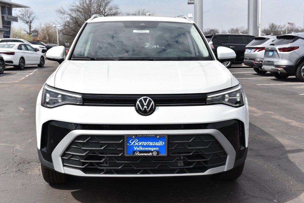 Volkswagen Taos Vehicle Full-screen Gallery Image 4