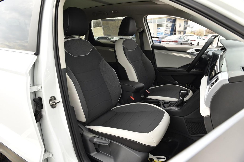 Volkswagen Taos Vehicle Full-screen Gallery Image 21