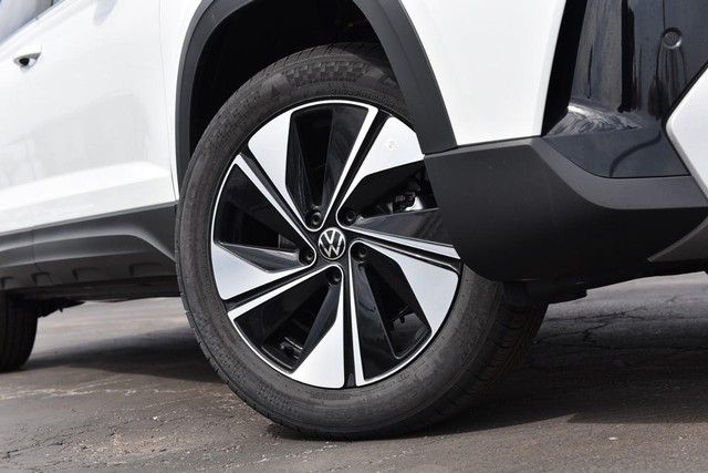 Volkswagen Taos Vehicle Image 03