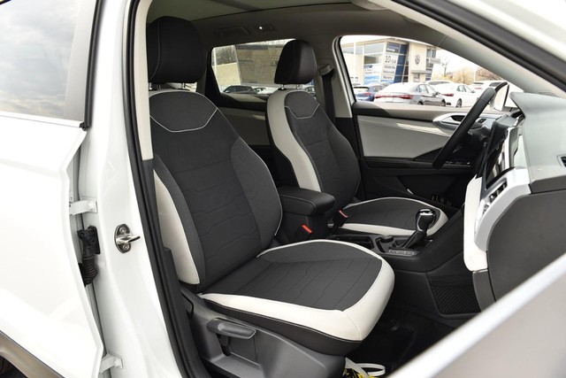 Volkswagen Taos Vehicle Image 21