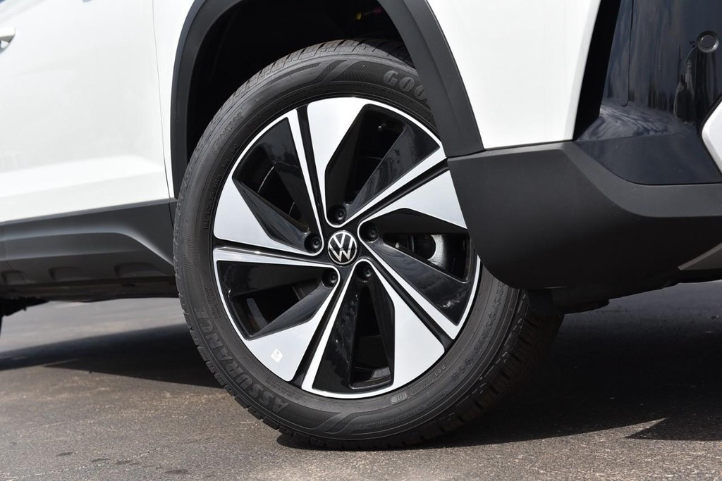 Volkswagen Taos Vehicle Full-screen Gallery Image 3