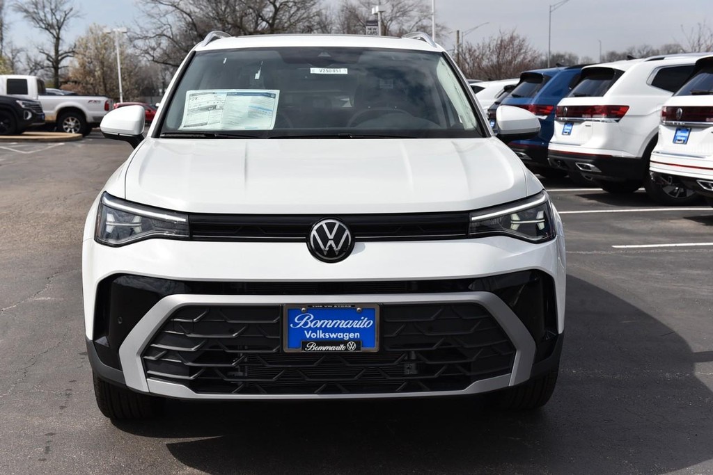 Volkswagen Taos Vehicle Full-screen Gallery Image 4