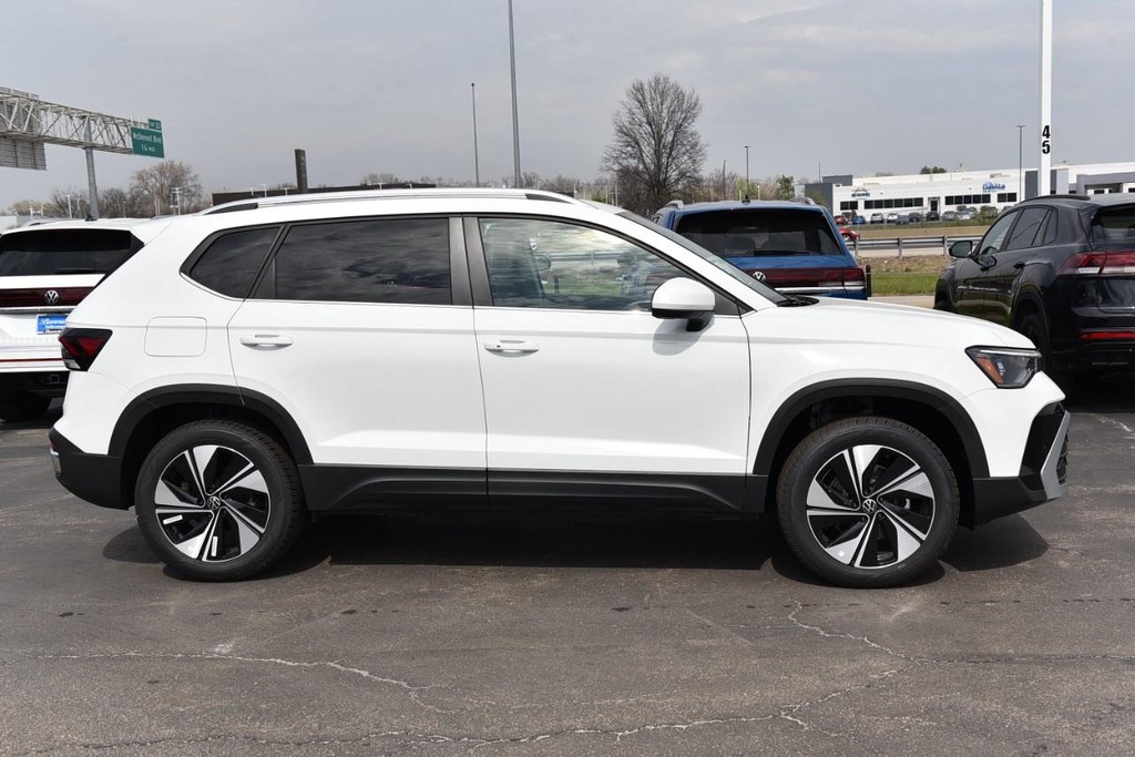 Volkswagen Taos Vehicle Full-screen Gallery Image 5