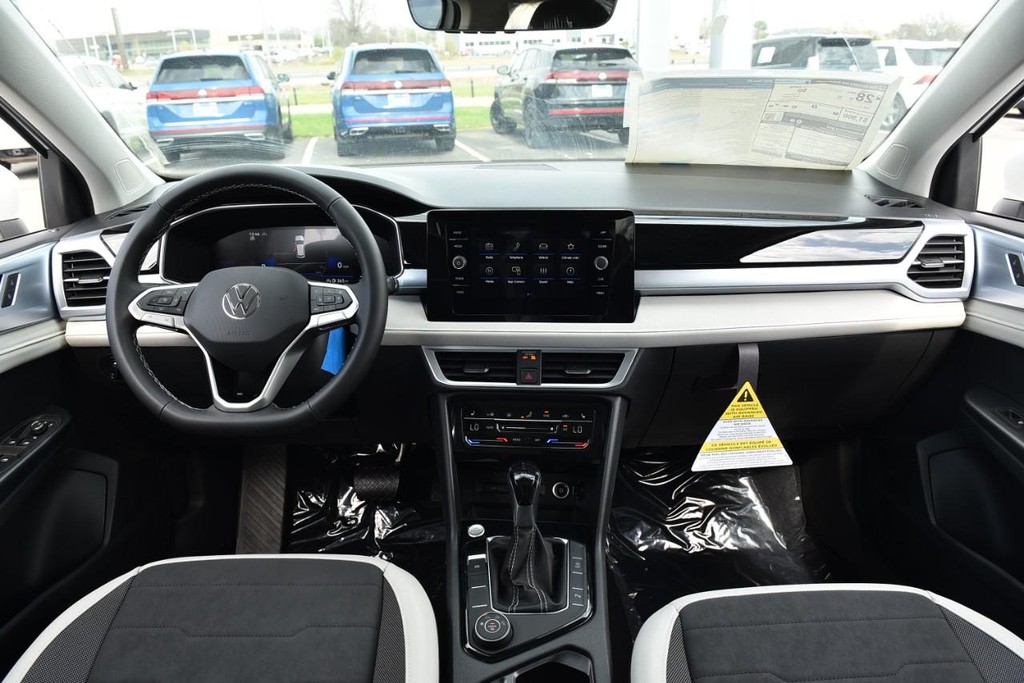 Volkswagen Taos Vehicle Full-screen Gallery Image 7