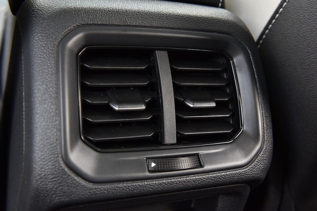 Volkswagen Taos Vehicle Full-screen Gallery Image 24