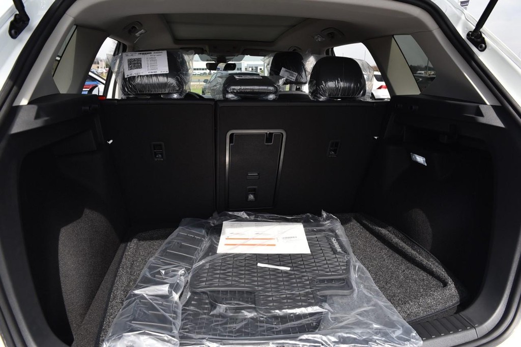 Volkswagen Taos Vehicle Full-screen Gallery Image 26