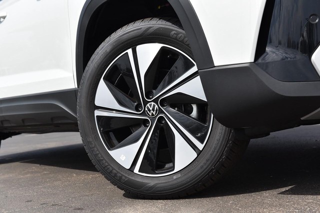 Volkswagen Taos Vehicle Image 03