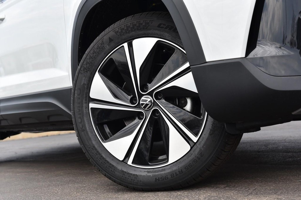 Volkswagen Taos Vehicle Full-screen Gallery Image 3