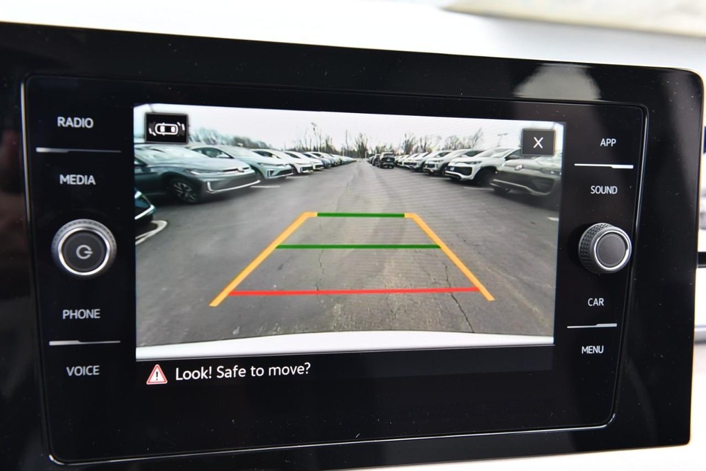 Volkswagen Taos Vehicle Full-screen Gallery Image 12