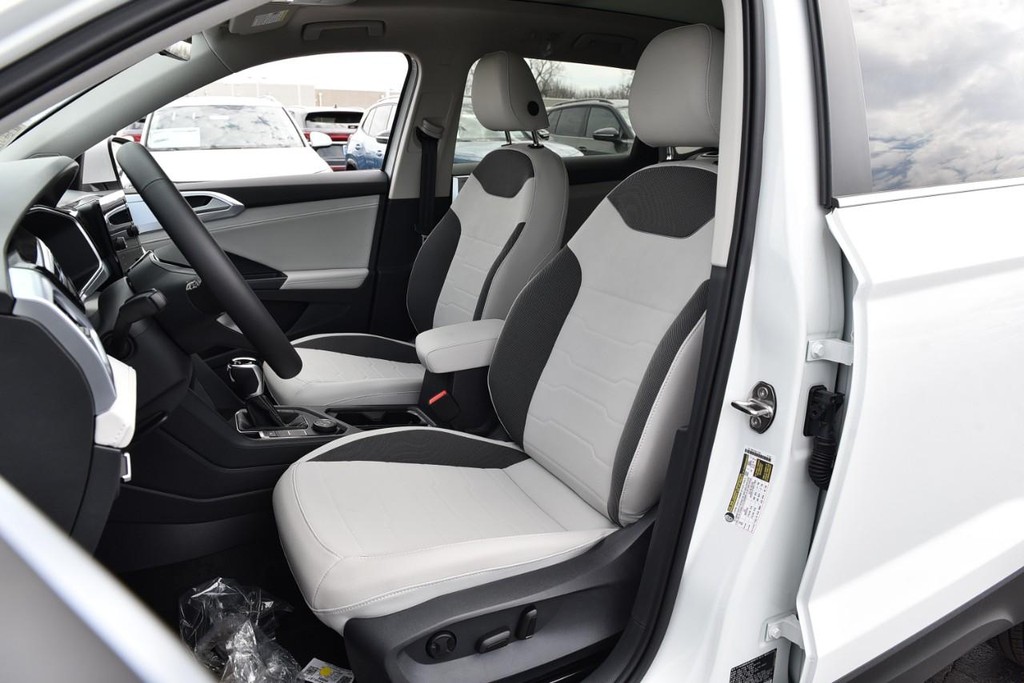 Volkswagen Taos Vehicle Full-screen Gallery Image 20