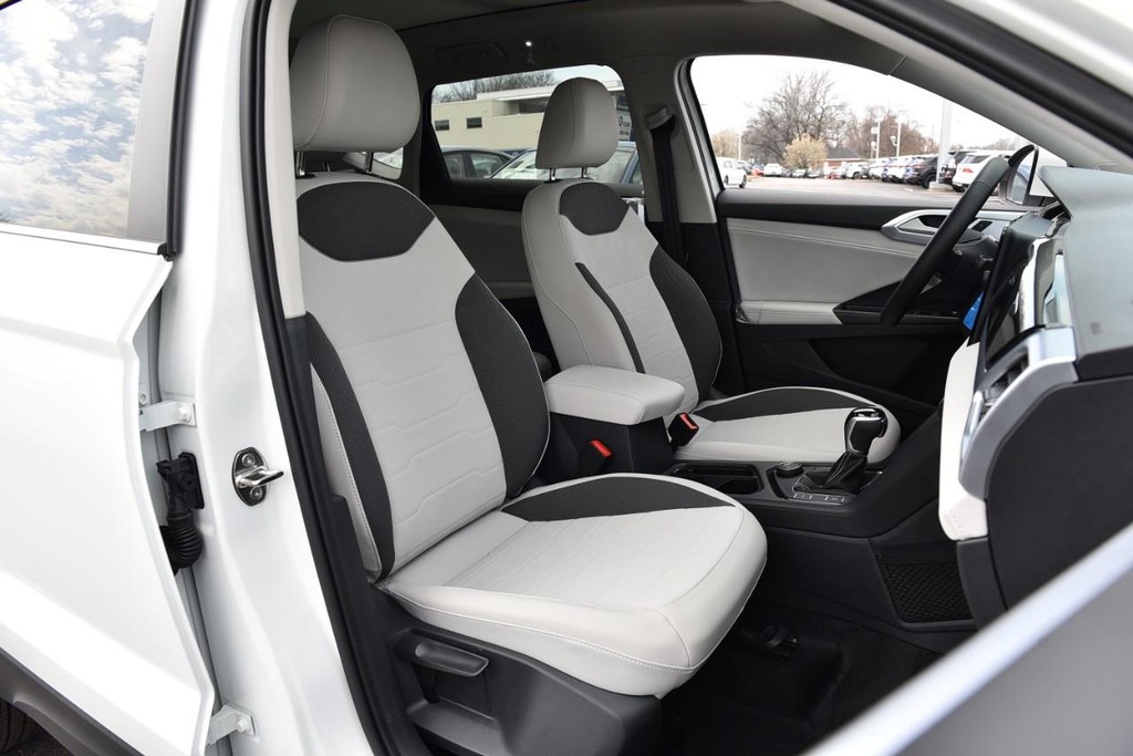 Volkswagen Taos Vehicle Full-screen Gallery Image 21