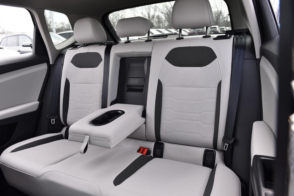 Volkswagen Taos Vehicle Full-screen Gallery Image 23