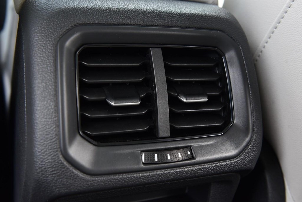 Volkswagen Taos Vehicle Full-screen Gallery Image 24