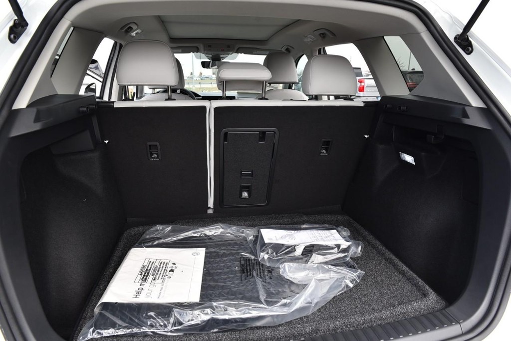 Volkswagen Taos Vehicle Full-screen Gallery Image 26