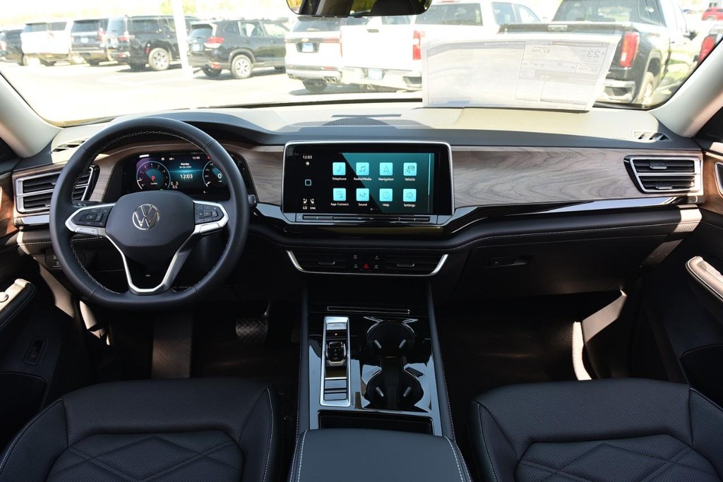 Volkswagen Atlas Vehicle Full-screen Gallery Image 7