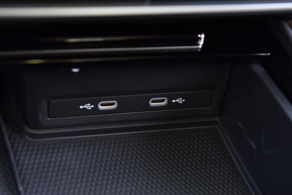 Volkswagen Atlas Vehicle Full-screen Gallery Image 16