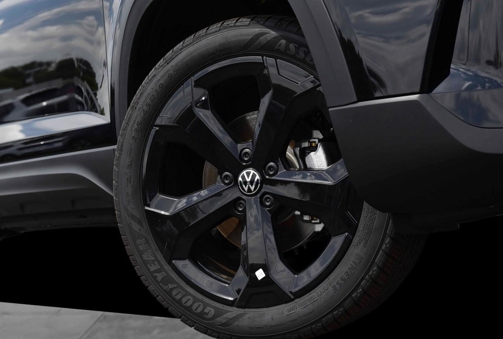 Volkswagen Taos Vehicle Full-screen Gallery Image 3