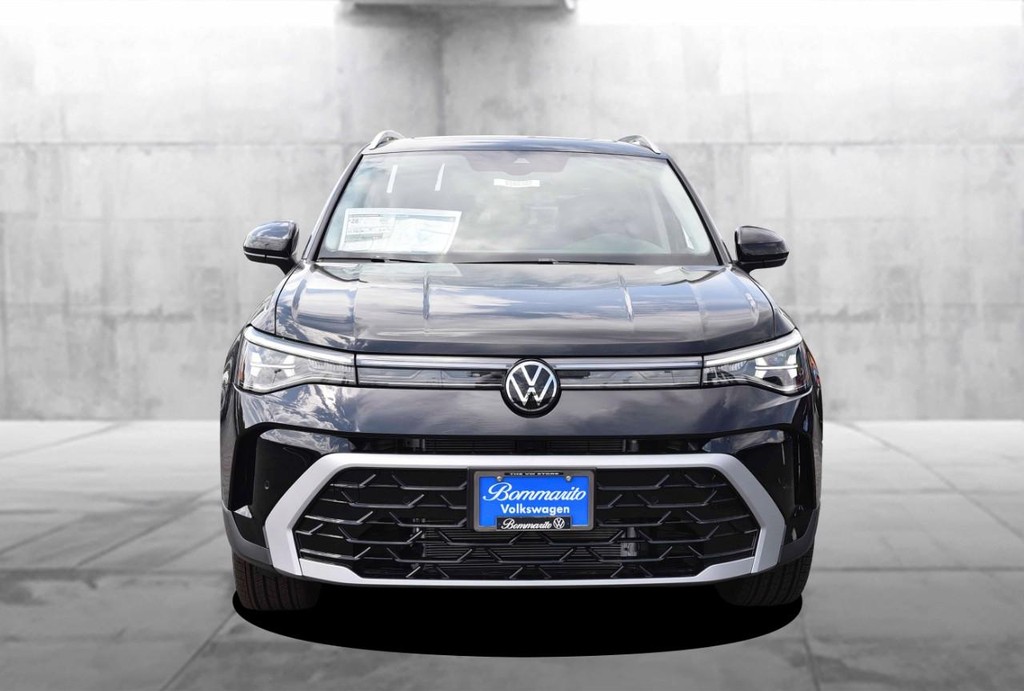 Volkswagen Taos Vehicle Full-screen Gallery Image 4