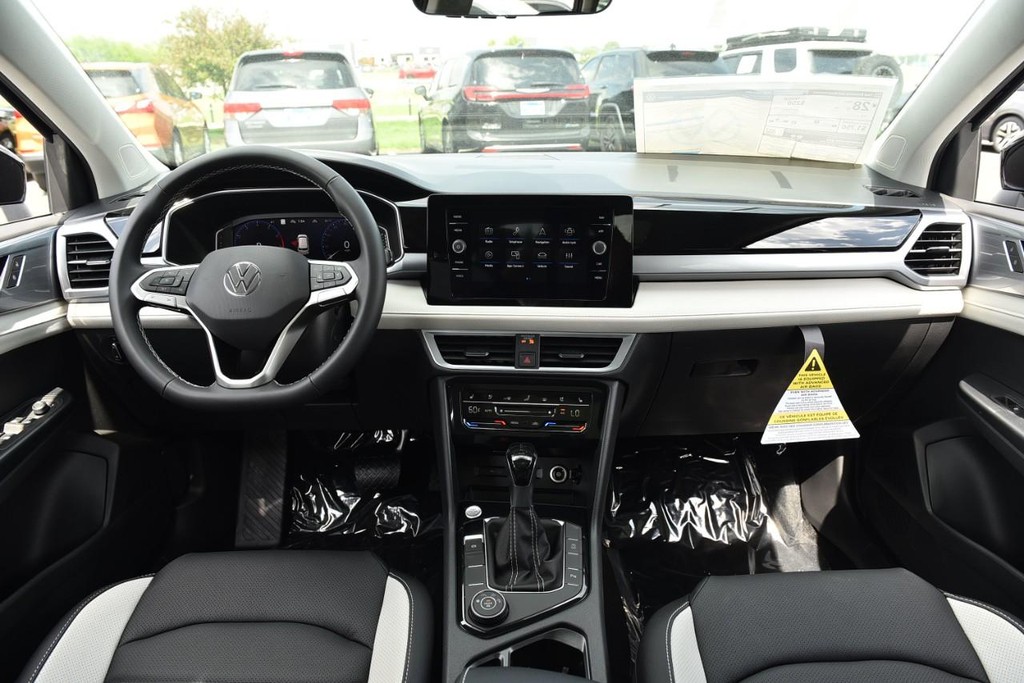 Volkswagen Taos Vehicle Full-screen Gallery Image 7