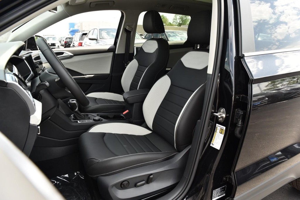Volkswagen Taos Vehicle Full-screen Gallery Image 20