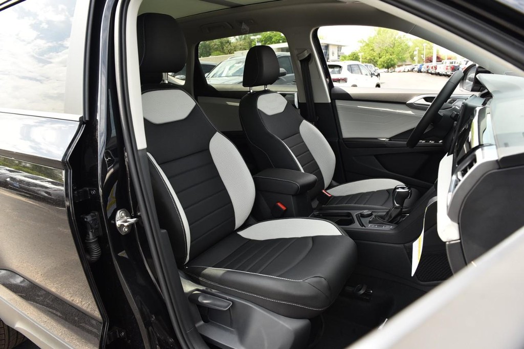 Volkswagen Taos Vehicle Full-screen Gallery Image 21