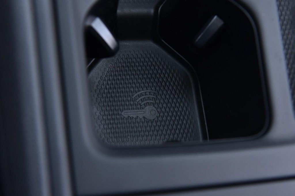 Volkswagen Tiguan Vehicle Full-screen Gallery Image 15