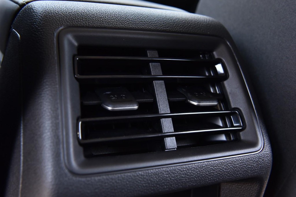 Volkswagen Tiguan Vehicle Full-screen Gallery Image 21