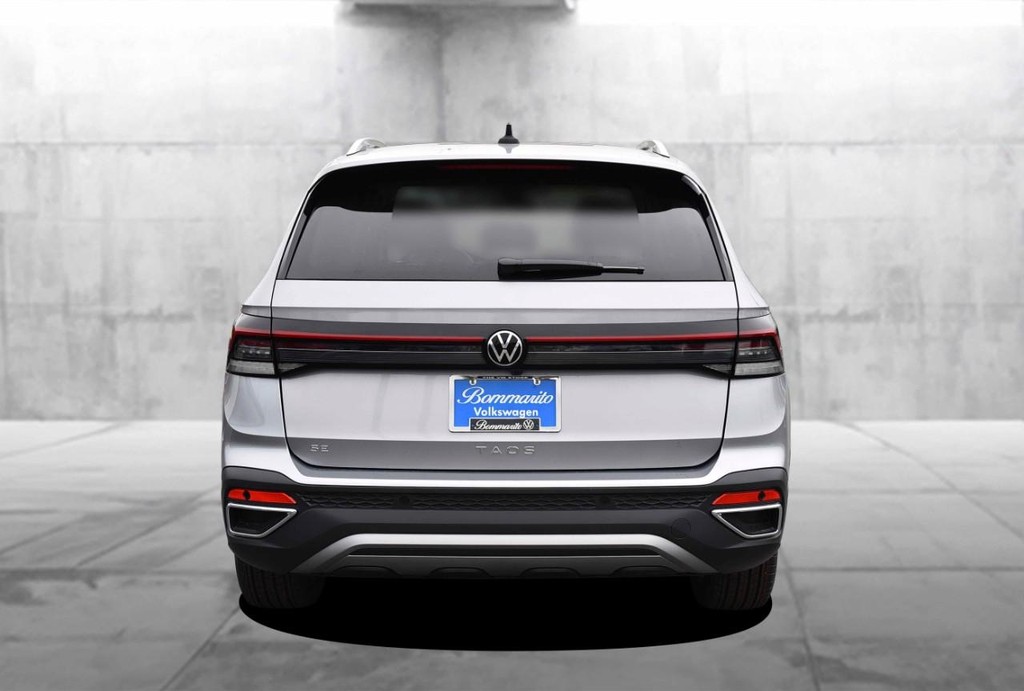 Volkswagen Taos Vehicle Full-screen Gallery Image 6