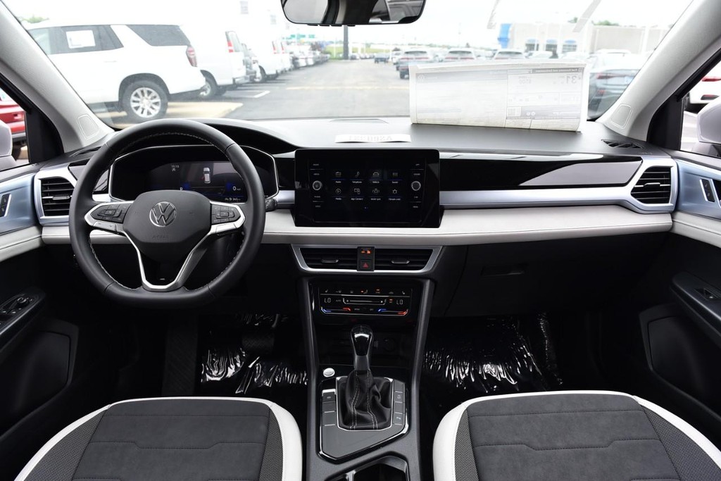 Volkswagen Taos Vehicle Full-screen Gallery Image 7
