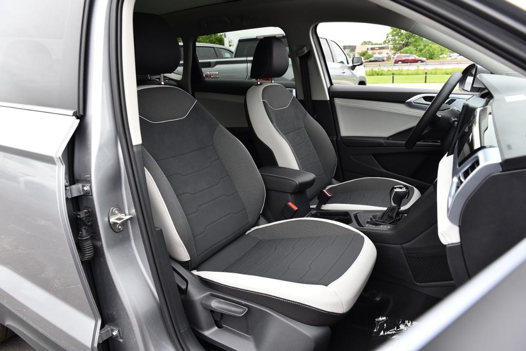 Volkswagen Taos Vehicle Full-screen Gallery Image 19