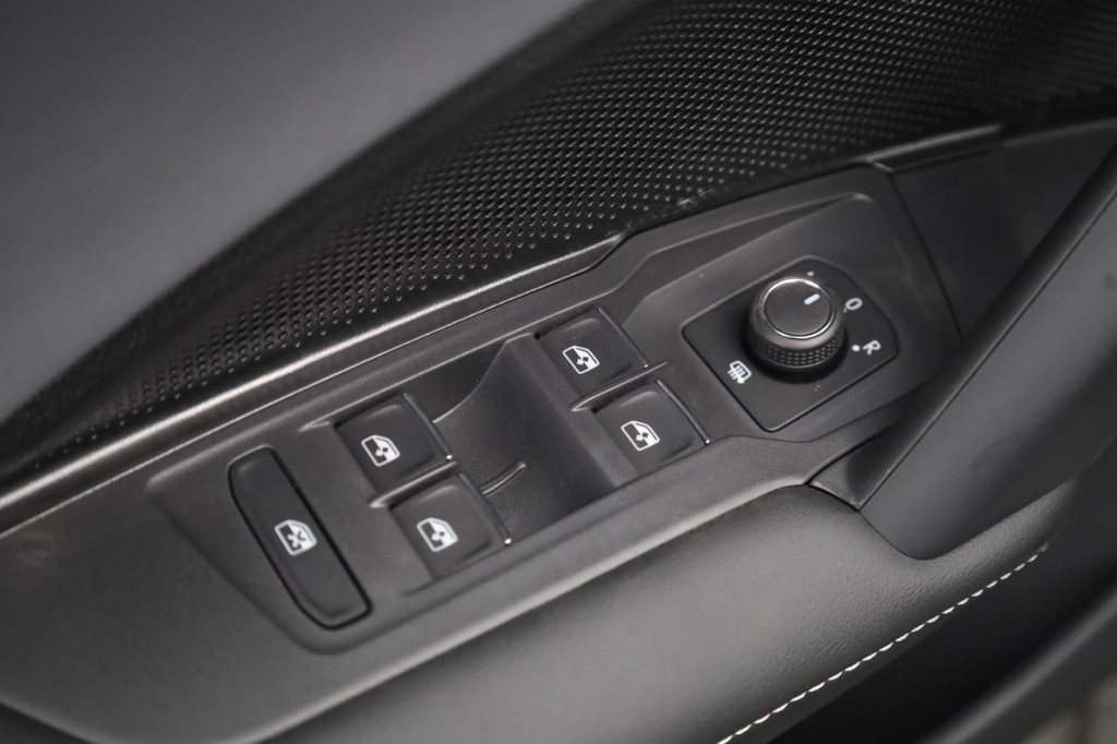 Volkswagen Tiguan Vehicle Full-screen Gallery Image 11