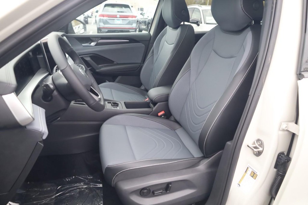 Volkswagen Tiguan Vehicle Full-screen Gallery Image 18