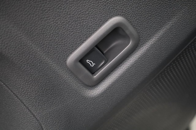Volkswagen Tiguan Vehicle Image 12